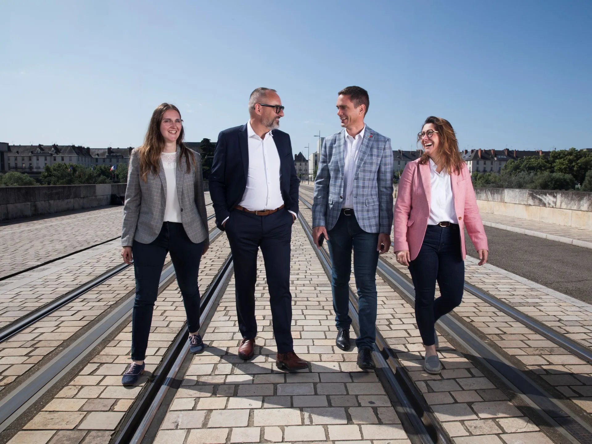 L'équipe Arthur Loyd sur les rails du tramway de Tours