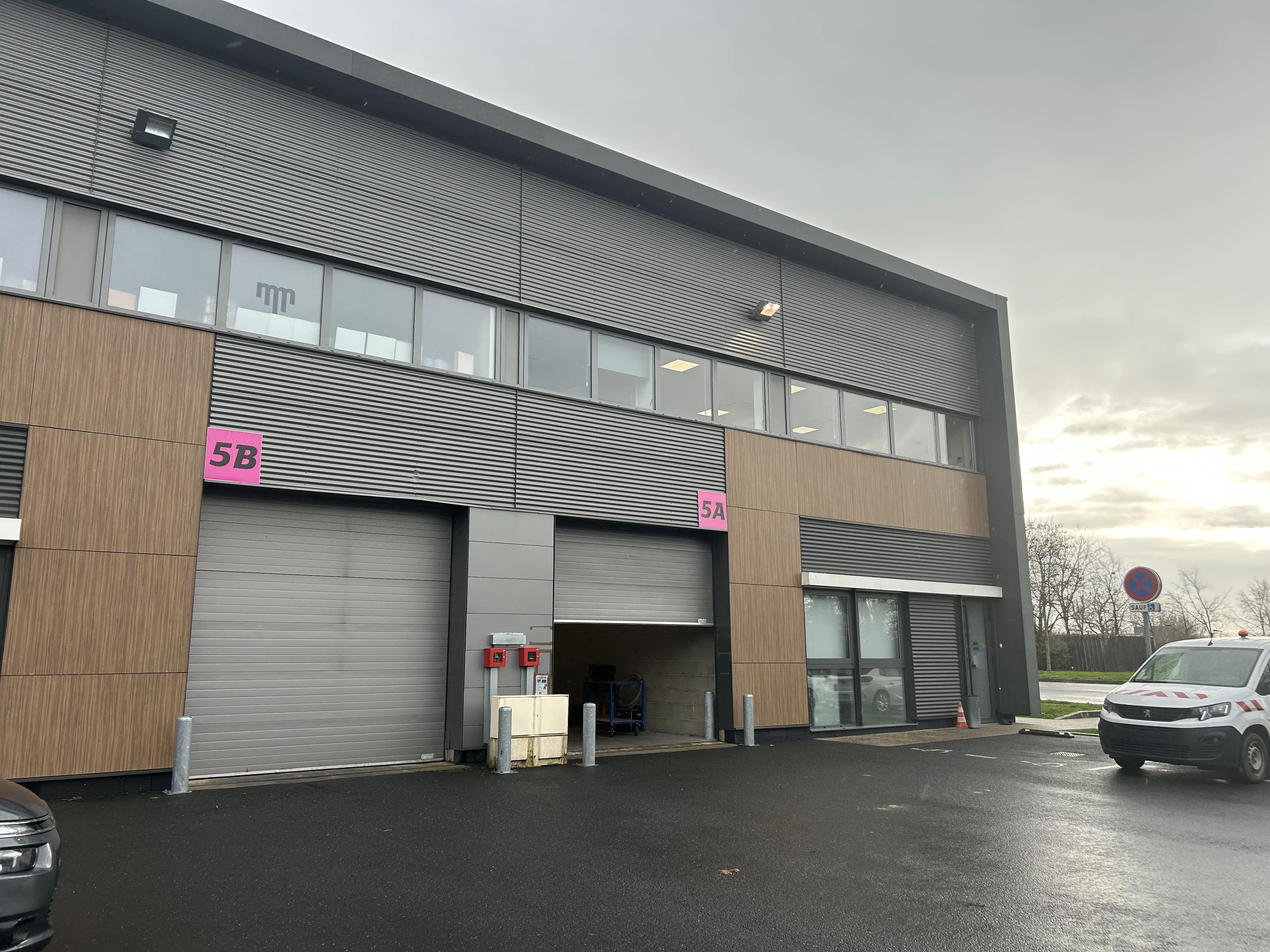 Location local d'activité - Saint-Etienne-de-Montluc