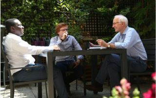 Photo discussion en terrasse