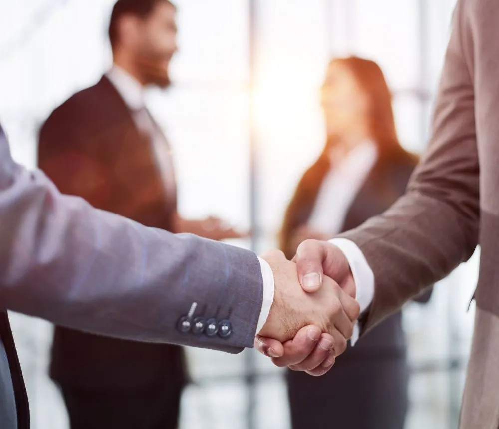 Poignée de main entre professionnels Poignée de main entre professionnels