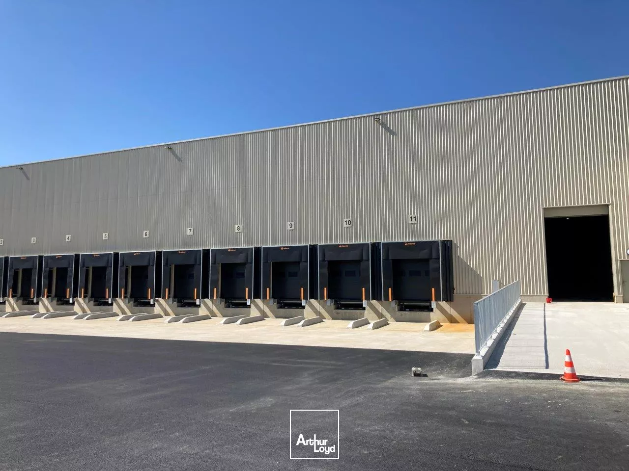 Cellule logistique à louer, idéalement placée sur un axe passant