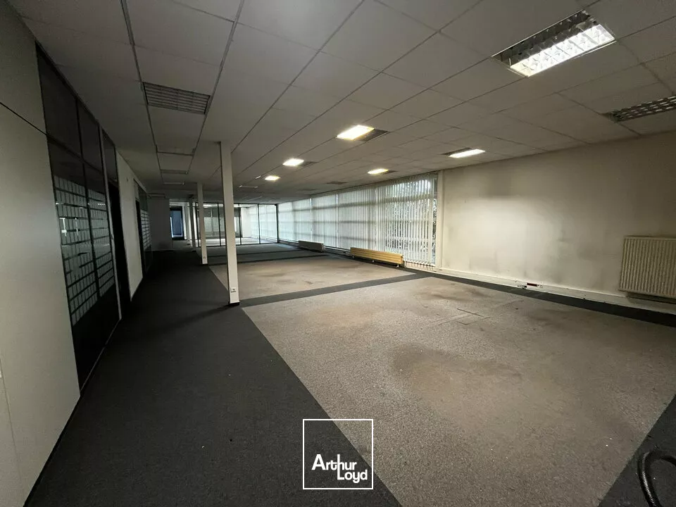 LOCAL D'ACTIVITE - ENTREPOT à LOUER de 2380 m²