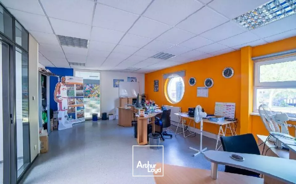 LOCAL D'ACTIVITE - ENTREPOT à LOUER de 2380 m²