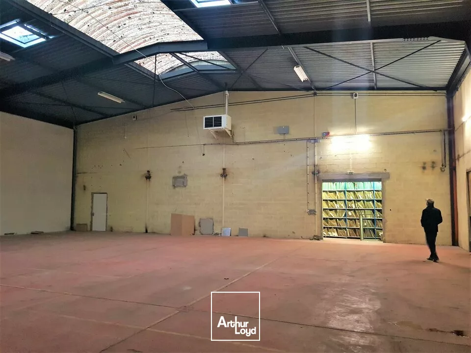 A LOUER POITIERS DEMI-LUNE - VASTE ENTREPOT DE 1458 m² AVEC QUAI P.L