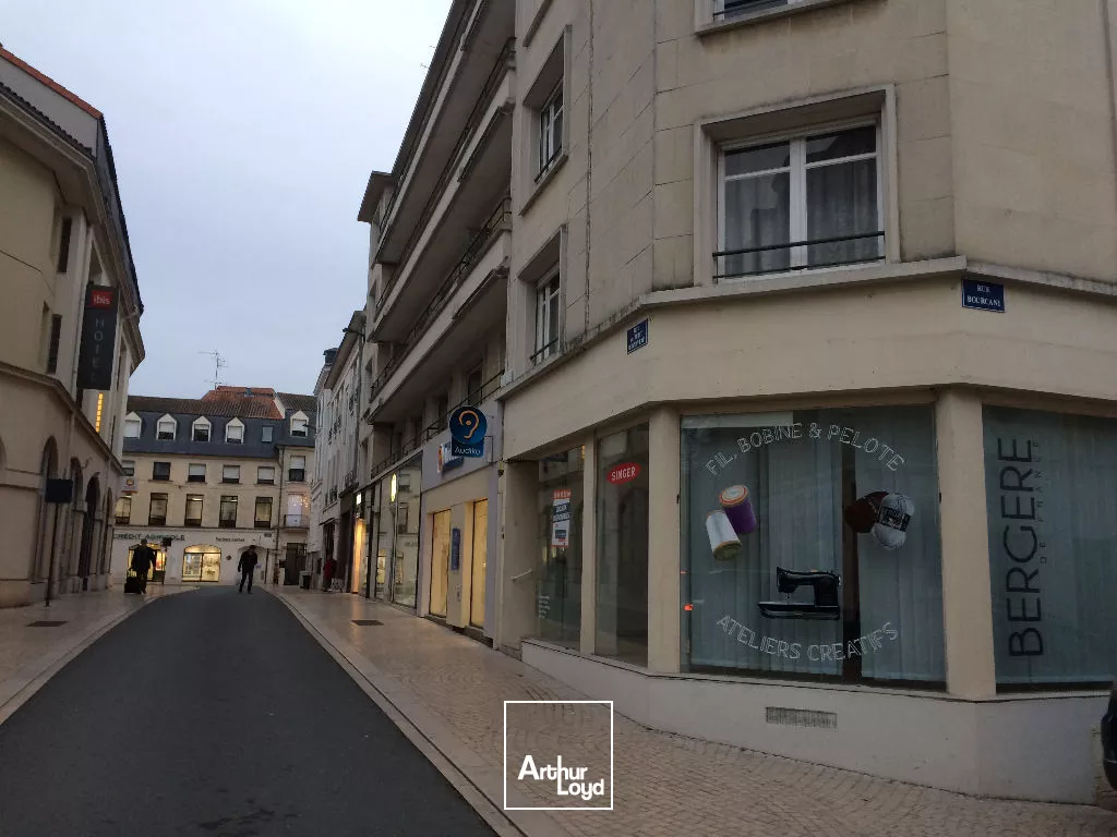 LOCAL COMMERCIAL - VITRINE D'ANGLE EN CENTRE VILLE DE POITIERS