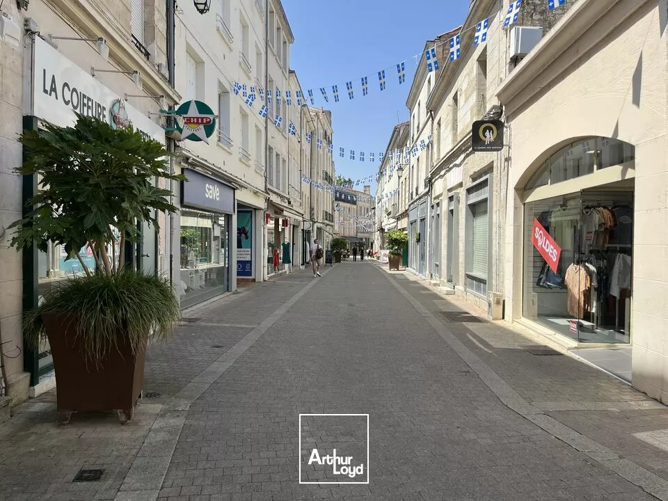A VENDRE PIED D'IMMEUBLE COMMERCIAL - NIORT HYPER CENTRE