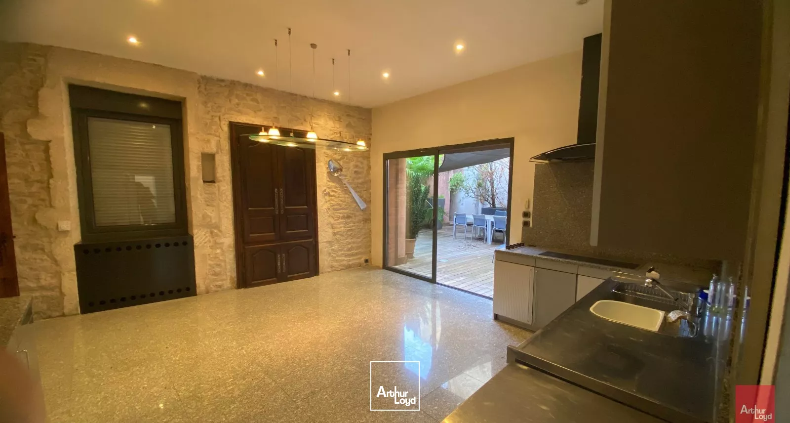 Bureaux de Standing Nîmes Centre : 266 m² avec Terrasse, Idéal Professions Libérales - A louer