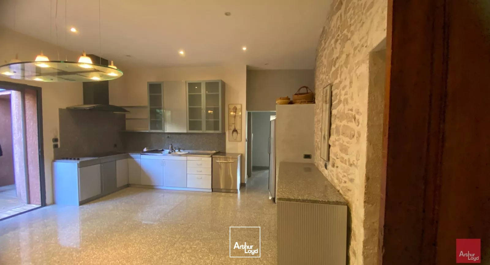 Bureaux de Standing Nîmes Centre : 266 m² avec Terrasse, Idéal Professions Libérales - A louer