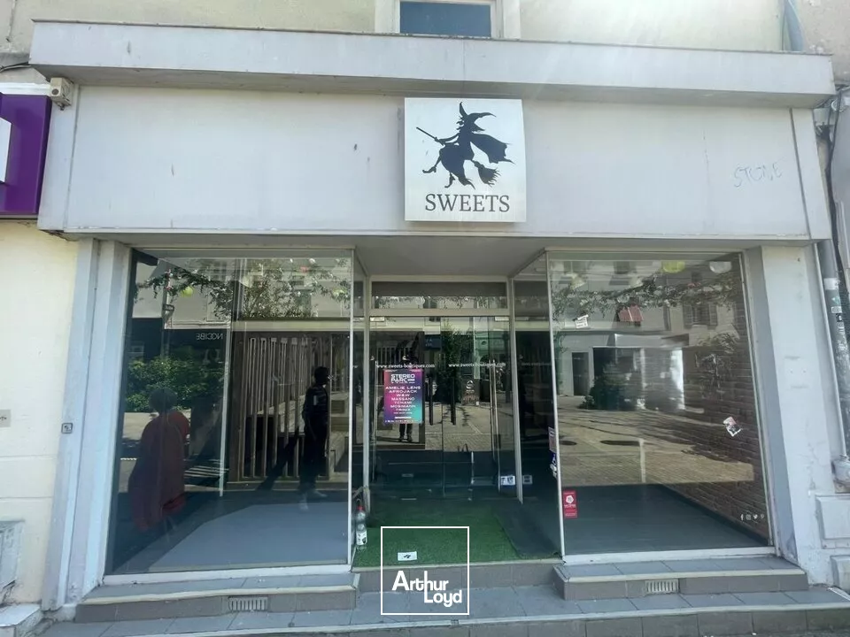 LA ROCHE-SUR-YON  LOCAL COMMERCIAL DE 160M² À LA LOCATION  - EMPLACEMENT N°1