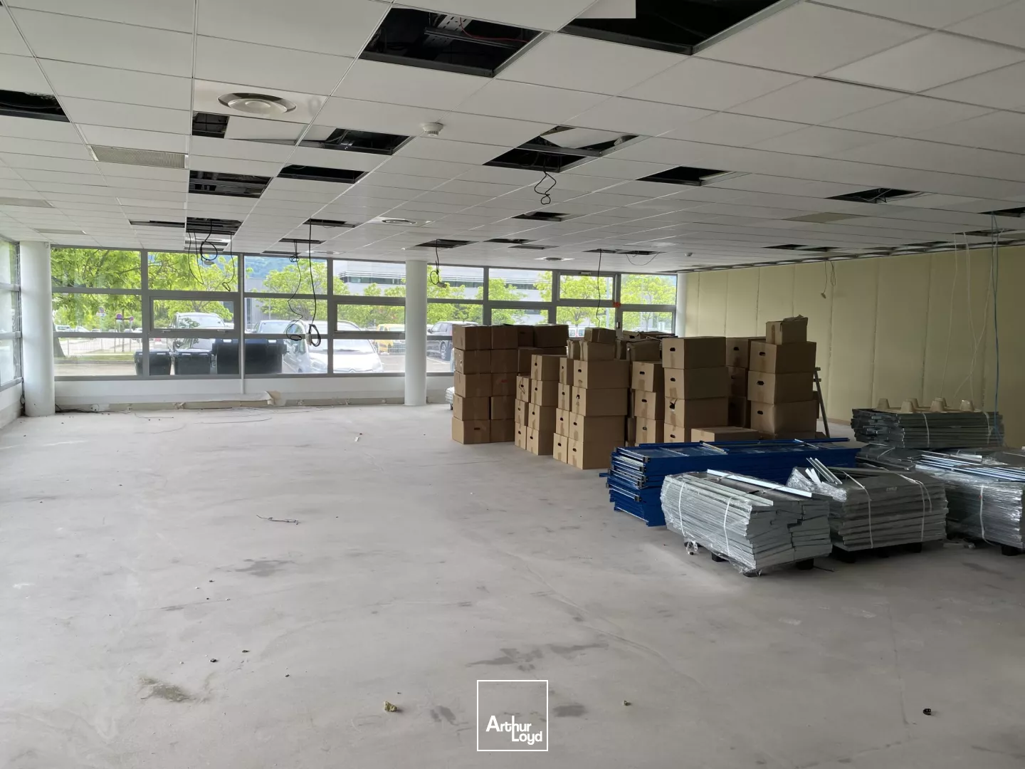 BUREAUX 229.60 M² - A LOUER A MONTBONNOT 