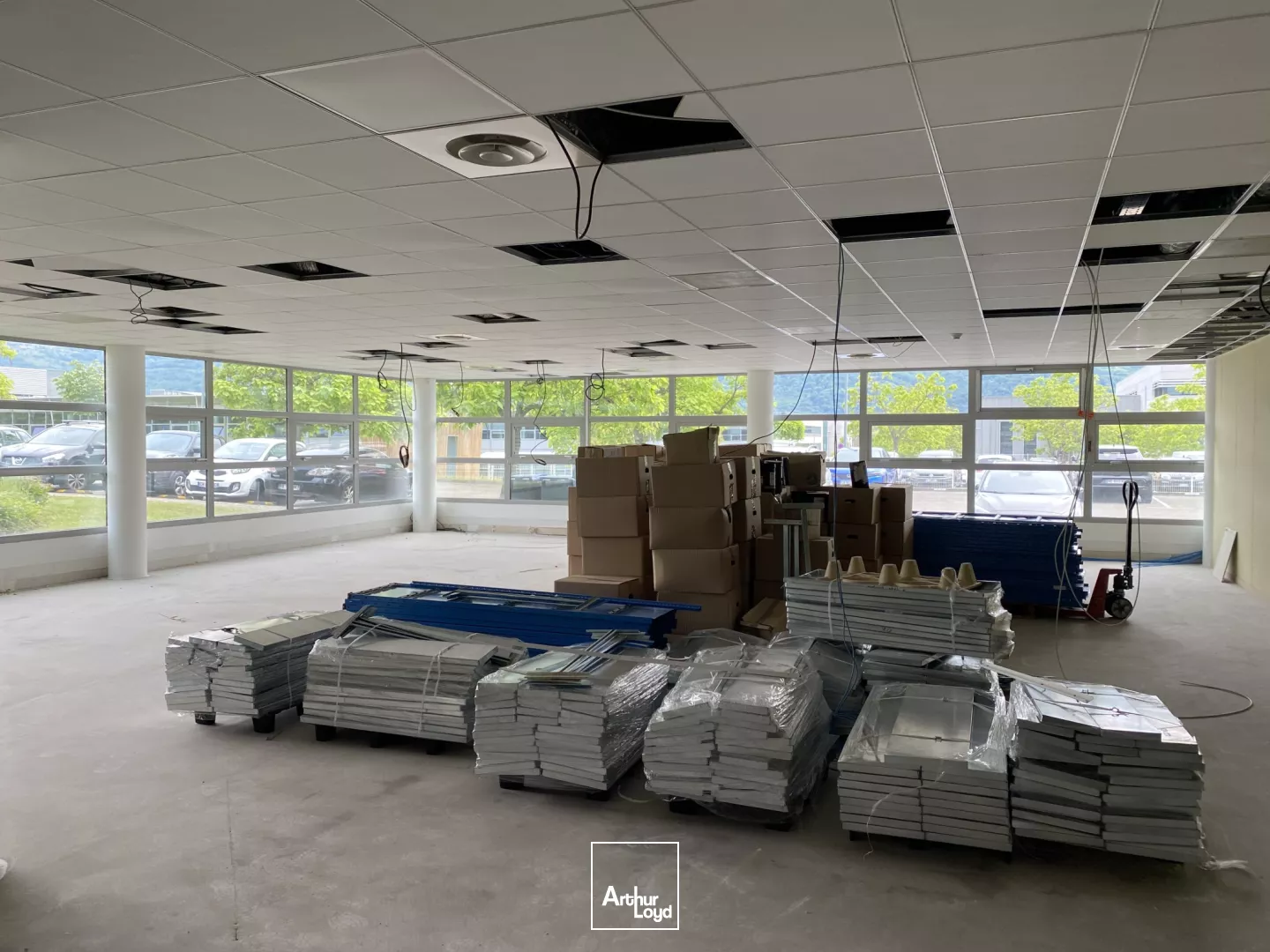 BUREAUX 229.60 M² - A LOUER A MONTBONNOT 