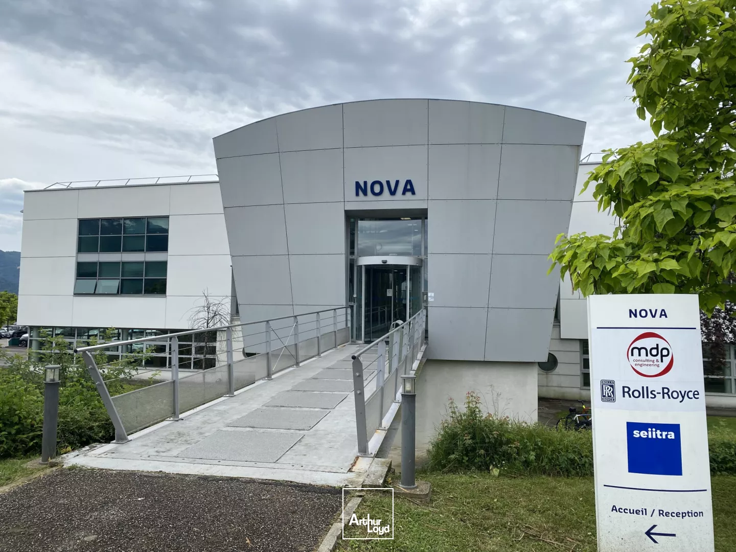 BUREAUX 229.60 M² - A LOUER A MONTBONNOT 