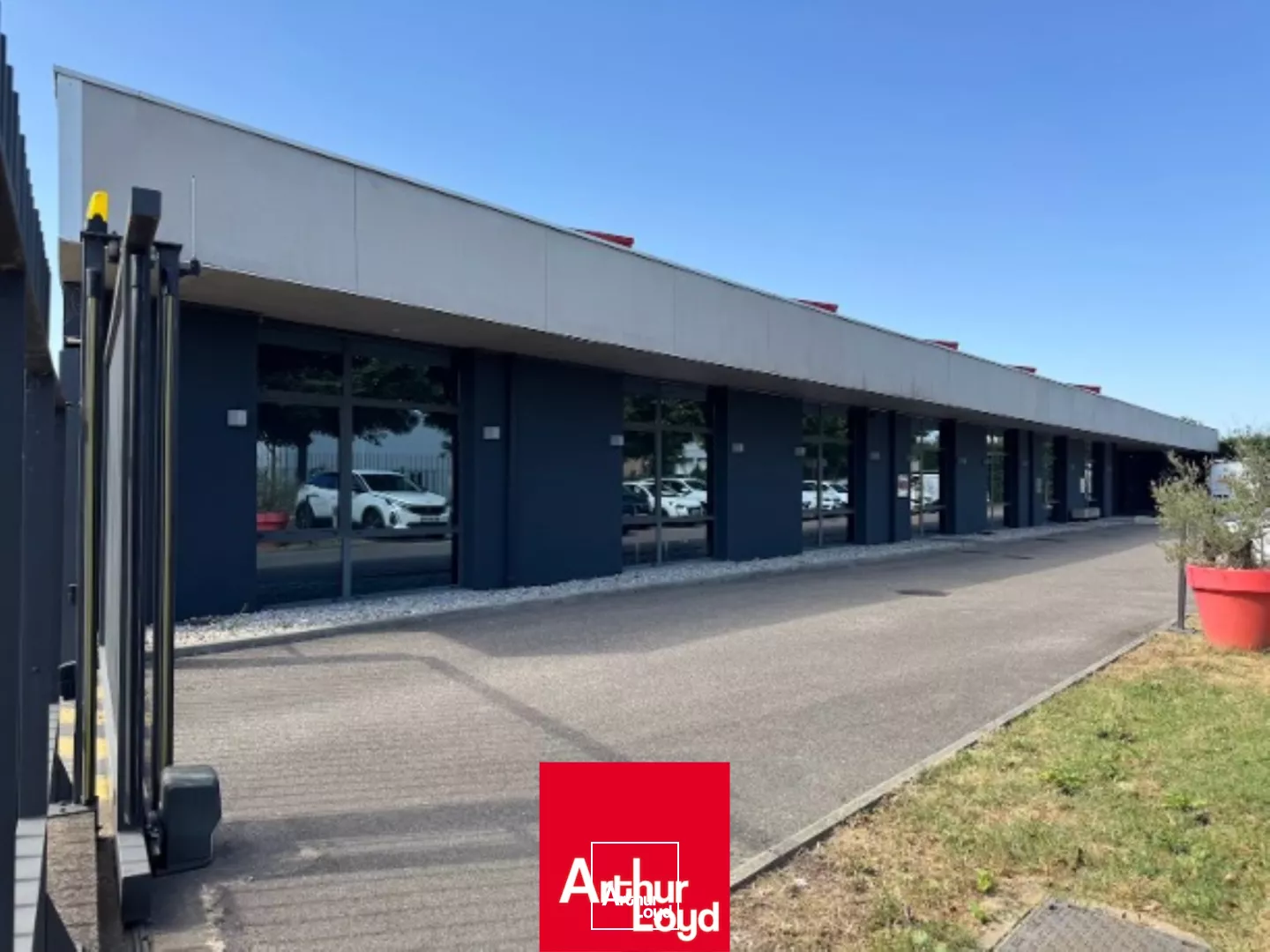 Investissez dans cet ensemble de locaux d'activité occupés à Genay !