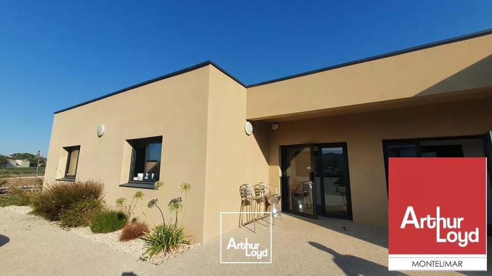 Saint Paul Trois Châteaux - Zone Drôme Sud Provence - A vendre Bâtiment indépendant de Bureaux d'environ 136 m2