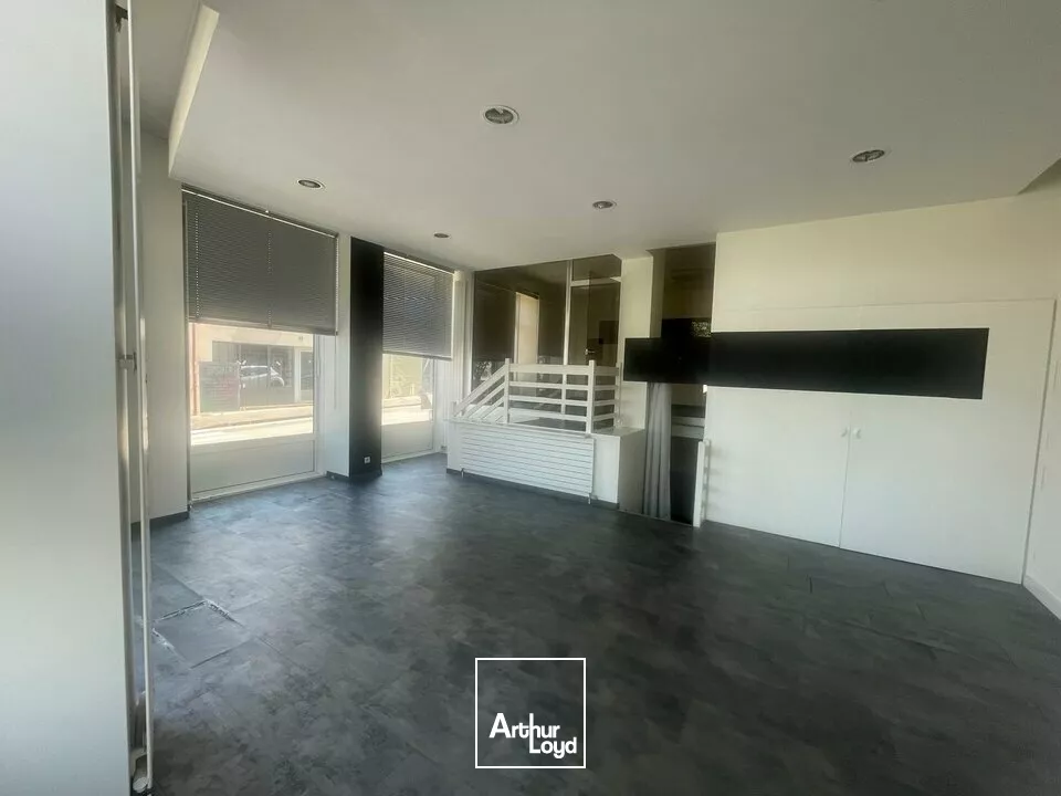 LA ROCHE-SUR-YON  LOCAL COMMERCIAL DE 76M² À LA LOCATION