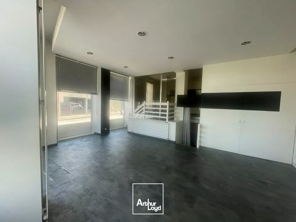 LA ROCHE-SUR-YON  LOCAL COMMERCIAL DE 76M² À LA LOCATION