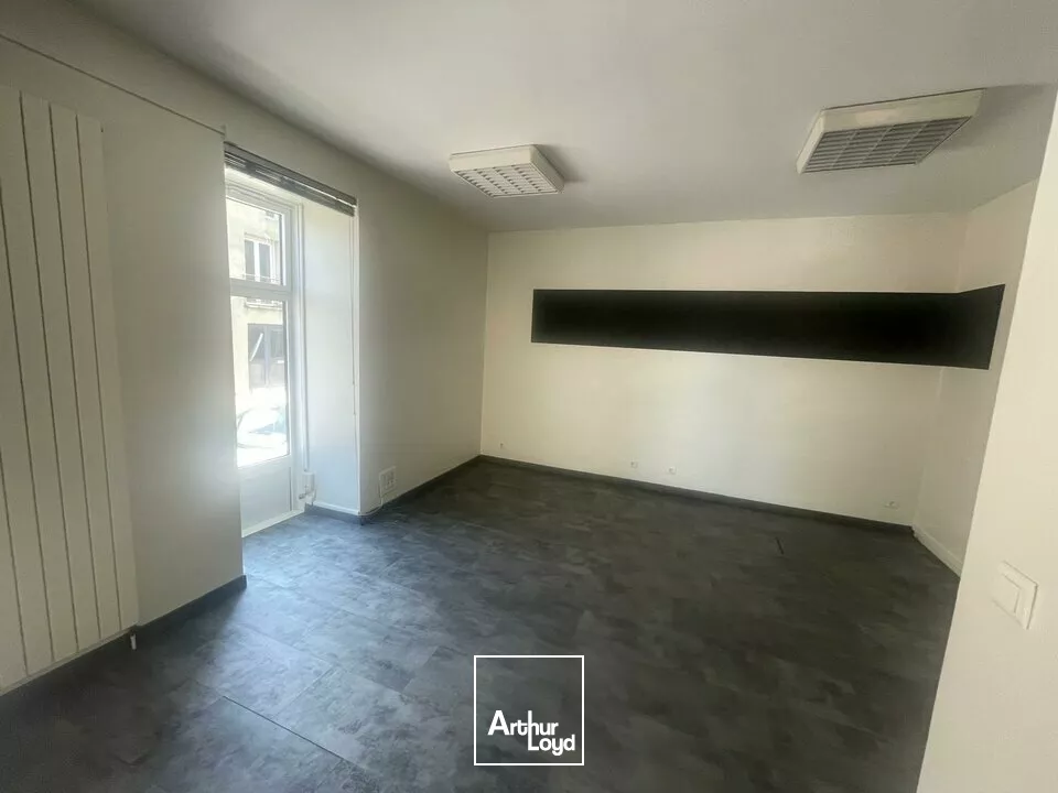 LA ROCHE-SUR-YON  LOCAL COMMERCIAL DE 76M² À LA LOCATION