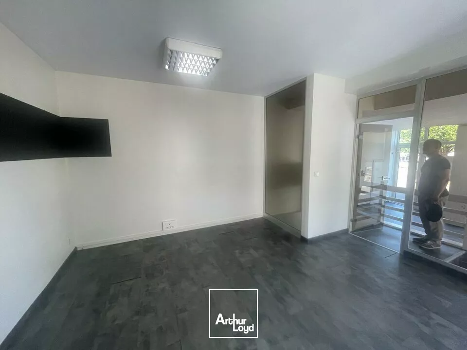 LA ROCHE-SUR-YON  LOCAL COMMERCIAL DE 76M² À LA LOCATION