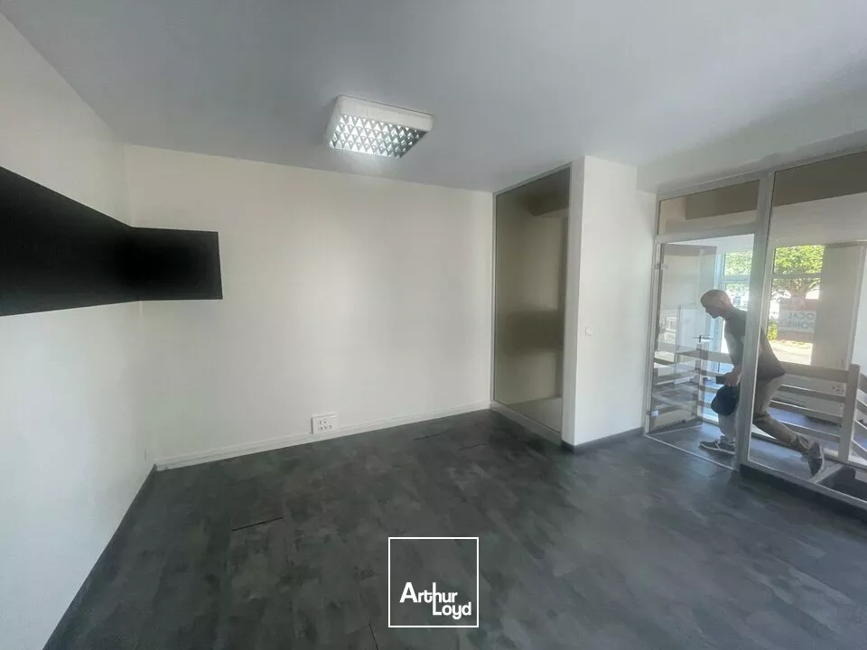 LA ROCHE-SUR-YON  LOCAL COMMERCIAL DE 76M² À LA LOCATION