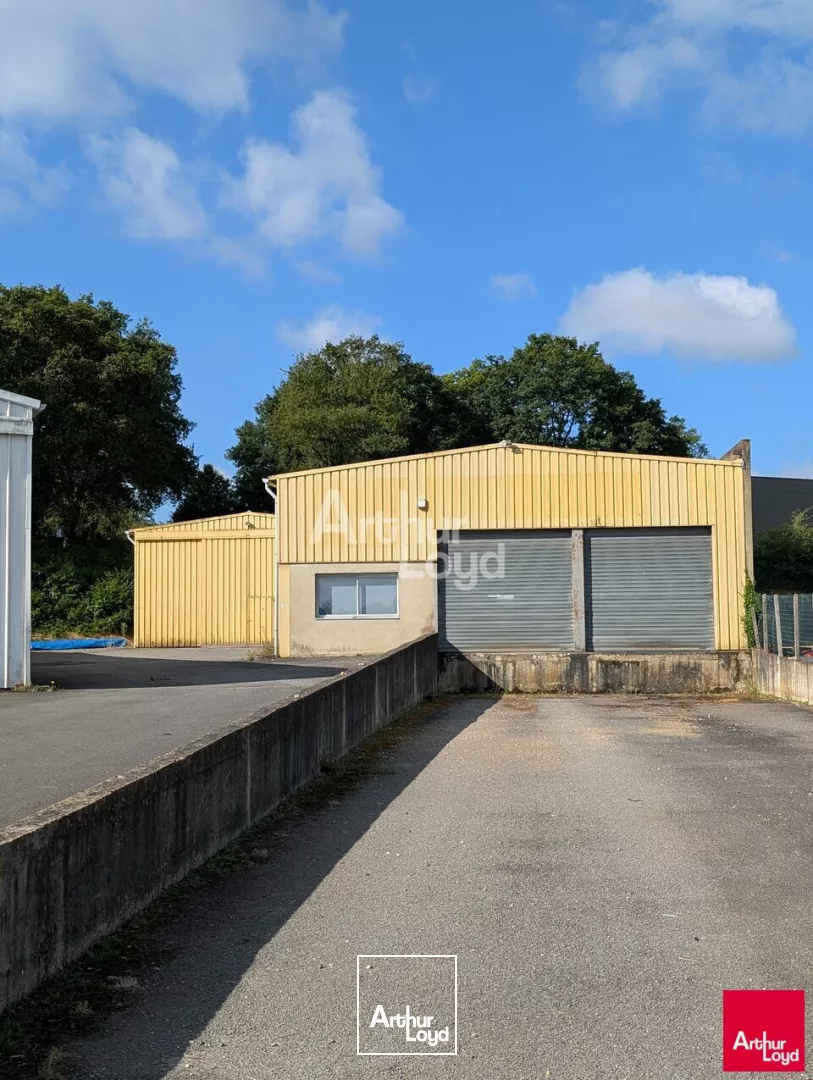 SAINT JACQUES DE LA LANDE - ENTREPOT A LOUER AVEC QUAIS - 1000 M²