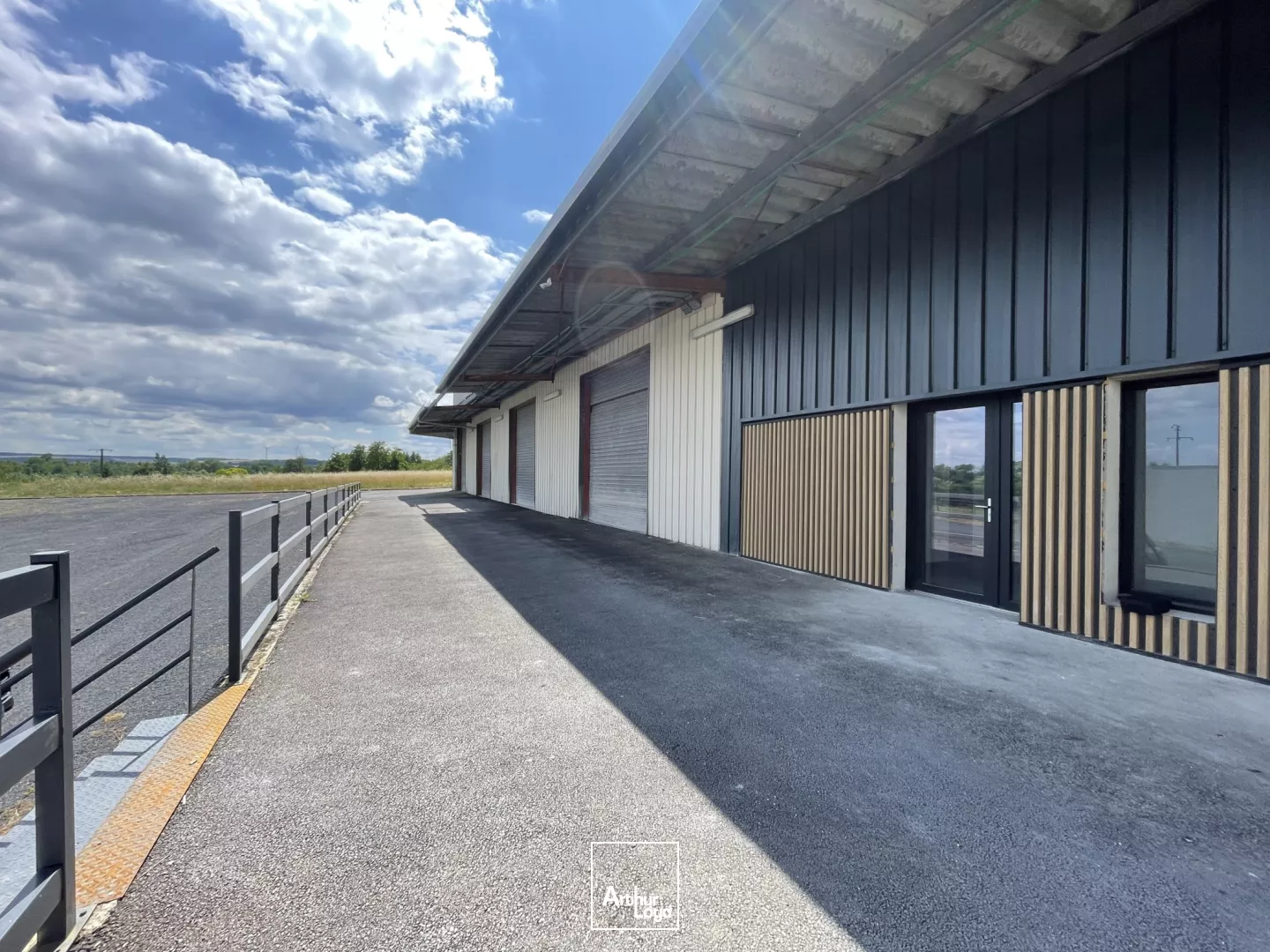 LOCAL D'ACTIVITE - 1500 m2 - A VENDRE - BELLE VISIBILITE ENTRE SOISSONS ET CHATEAU THIERRY