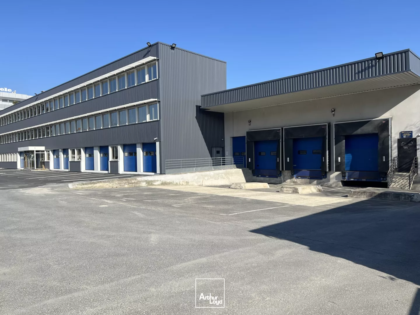 Entrepôt rénové en bail commercial 7 985 m² Le Blanc-Mesnil - Triple accès A1/A3/RER - 12 docks - Bornes électriques