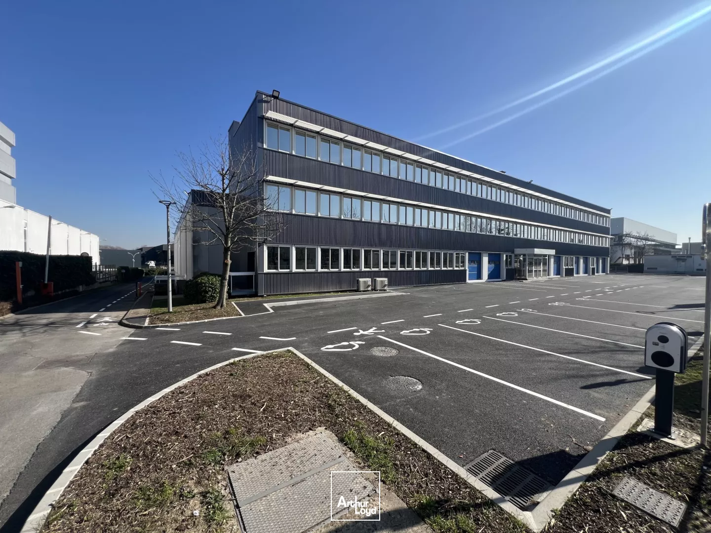 Entrepôt rénové en bail commercial 7 985 m² Le Blanc-Mesnil - Triple accès A1/A3/RER - 12 docks - Bornes électriques