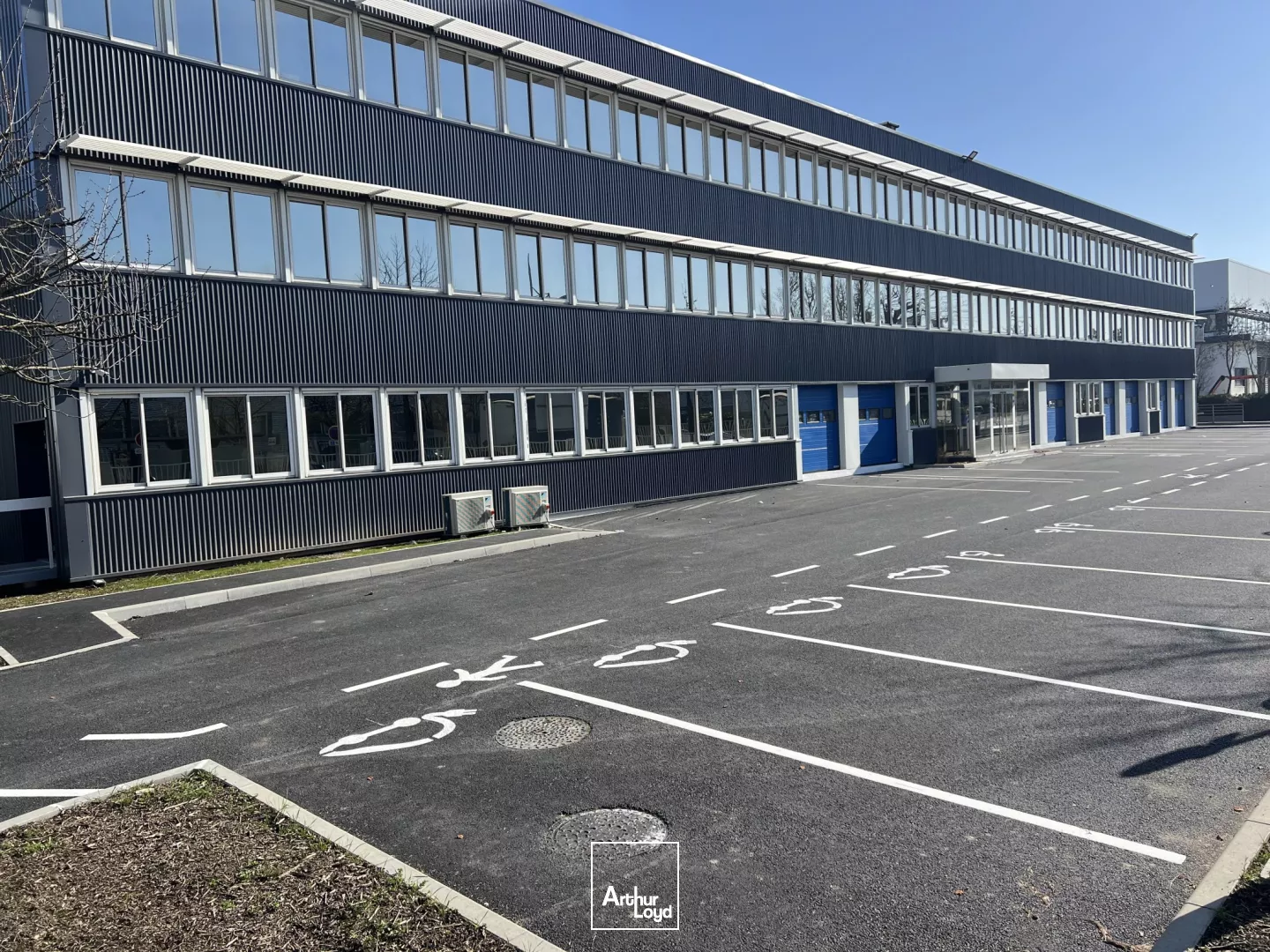 Entrepôt rénové en bail commercial 7 985 m² Le Blanc-Mesnil - Triple accès A1/A3/RER - 12 docks - Bornes électriques