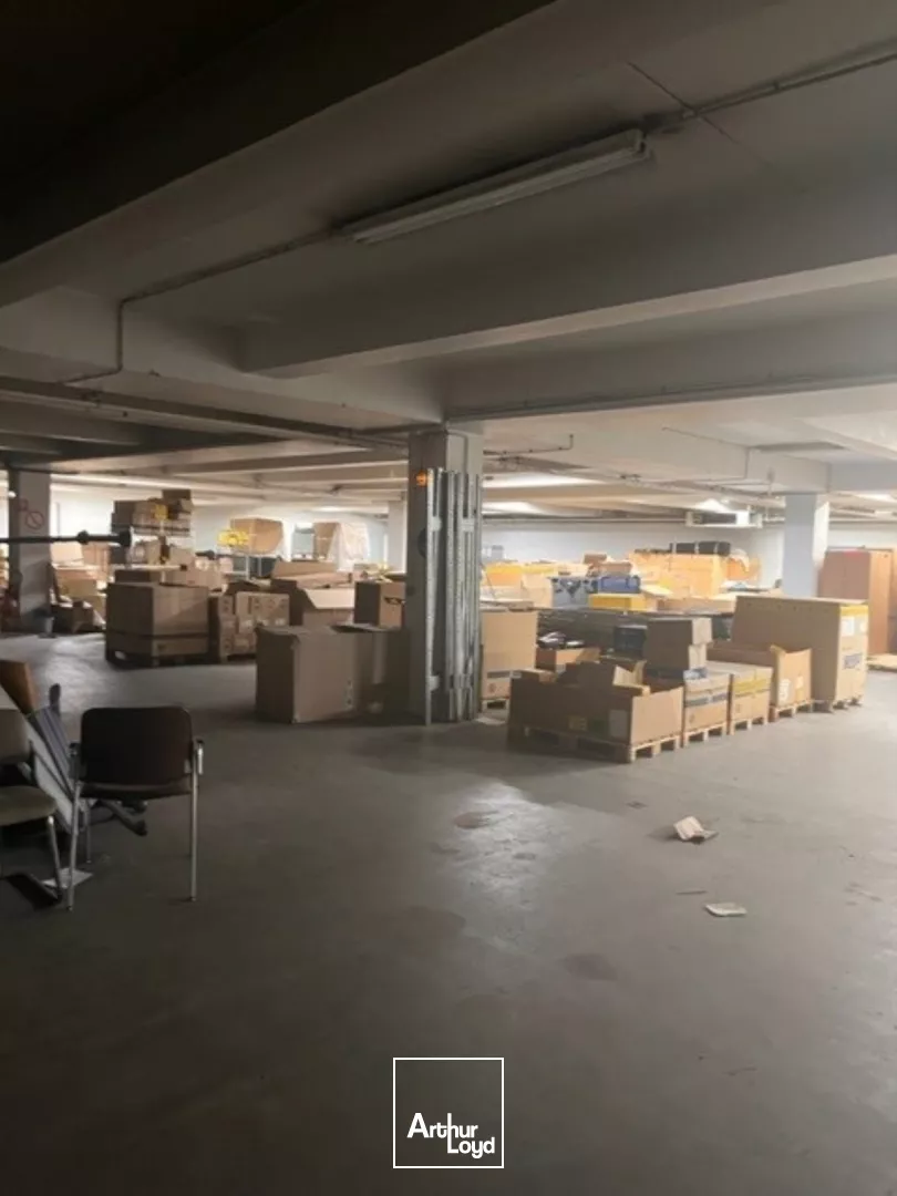 Entrepôt rénové en bail commercial 7 985 m² Le Blanc-Mesnil - Triple accès A1/A3/RER - 12 docks - Bornes électriques