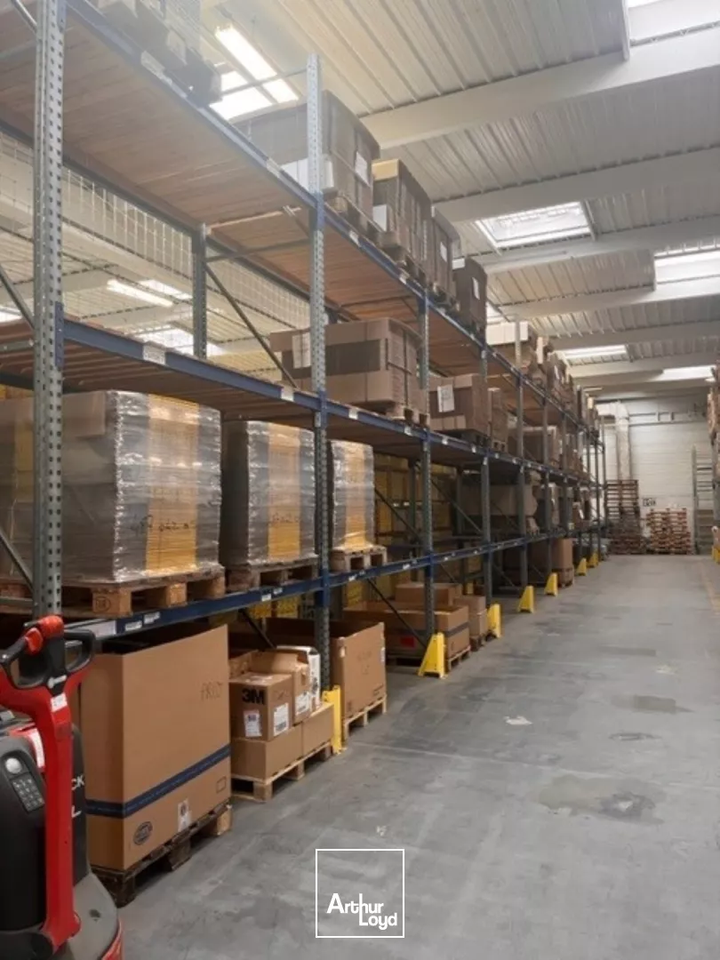 Entrepôt rénové en bail commercial 7 985 m² Le Blanc-Mesnil - Triple accès A1/A3/RER - 12 docks - Bornes électriques