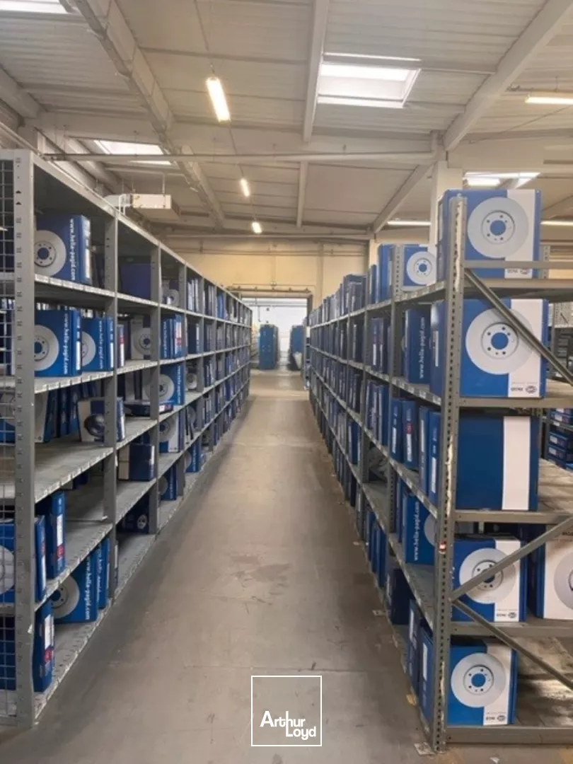 Entrepôt rénové en bail commercial 7 985 m² Le Blanc-Mesnil - Triple accès A1/A3/RER - 12 docks - Bornes électriques