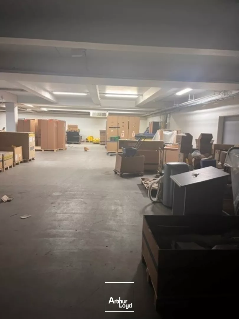 Entrepôt rénové en bail commercial 7 985 m² Le Blanc-Mesnil - Triple accès A1/A3/RER - 12 docks - Bornes électriques