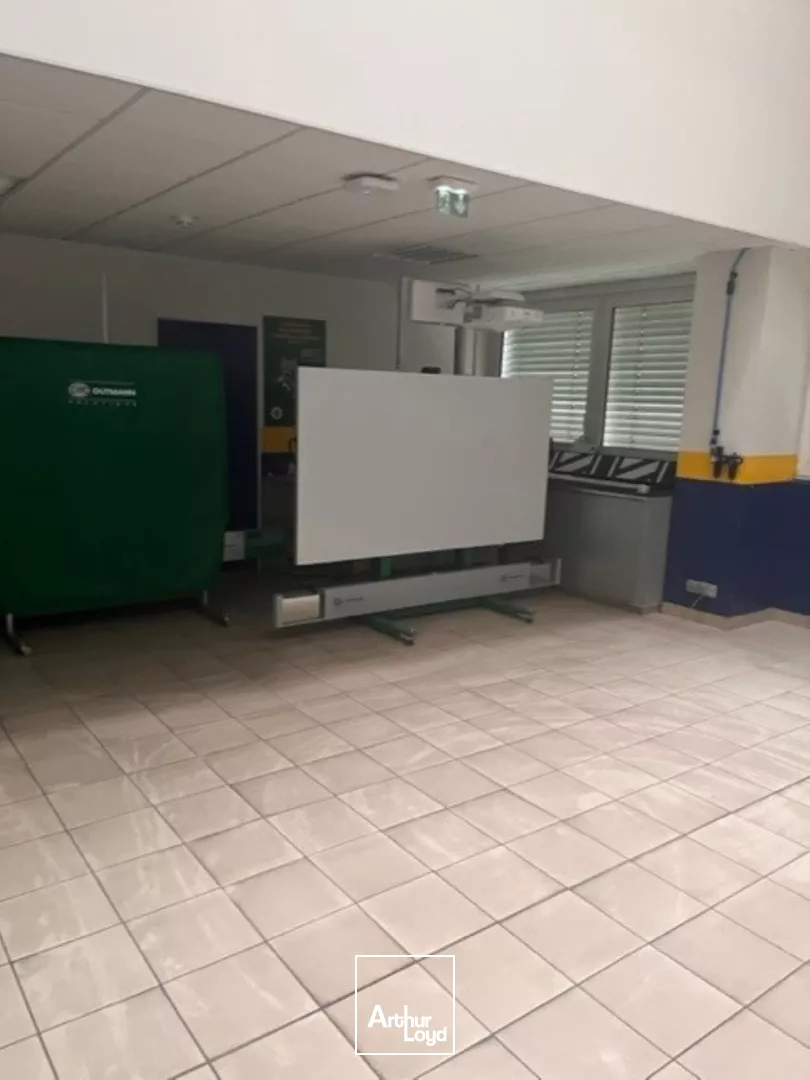 Entrepôt rénové en bail commercial 7 985 m² Le Blanc-Mesnil - Triple accès A1/A3/RER - 12 docks - Bornes électriques