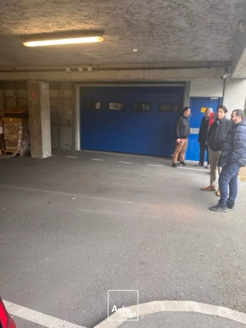 Entrepôt rénové en bail commercial 7 985 m² Le Blanc-Mesnil - Triple accès A1/A3/RER - 12 docks - Bornes électriques