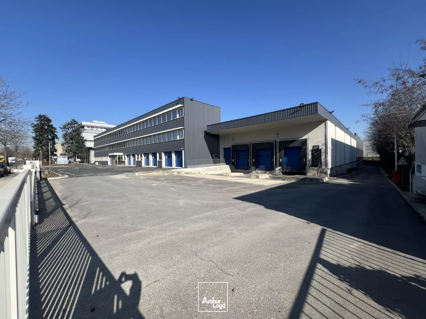 Entrepôt rénové en bail commercial 7 985 m² Le Blanc-Mesnil - Triple accès A1/A3/RER - 12 docks - Bornes électriques