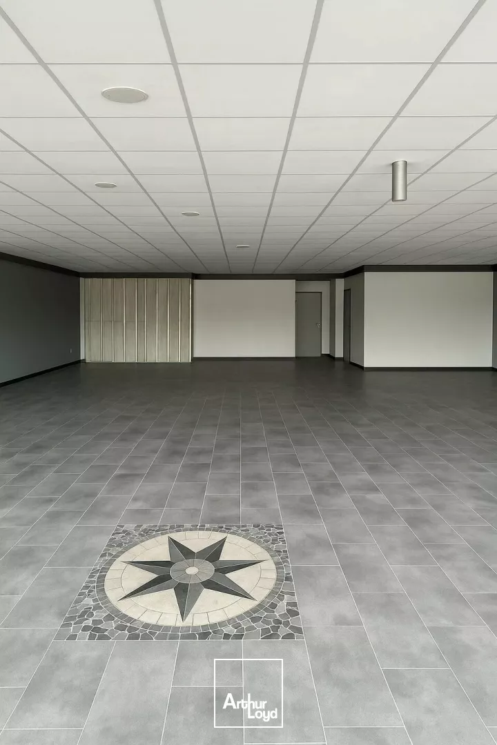 A LOUER - LOCAL COMMERCIAL DE 90m² - EMPLACEMENT STRATÉGIQUE - ZONE COMMERCIALE ET D'ACTIVITÉ, RN10 ET A10 POITIERS SUD 