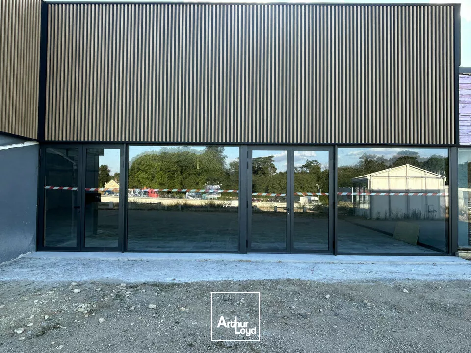 A LOUER - LOCAL COMMERCIAL DE 90m² - EMPLACEMENT STRATÉGIQUE - ZONE COMMERCIALE ET D'ACTIVITÉ, RN10 ET A10 POITIERS SUD 