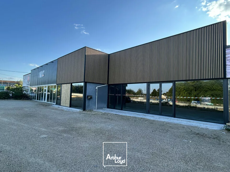 A LOUER - LOCAL COMMERCIAL DE 90m² - EMPLACEMENT STRATÉGIQUE - ZONE COMMERCIALE ET D'ACTIVITÉ, RN10 ET A10 POITIERS SUD 