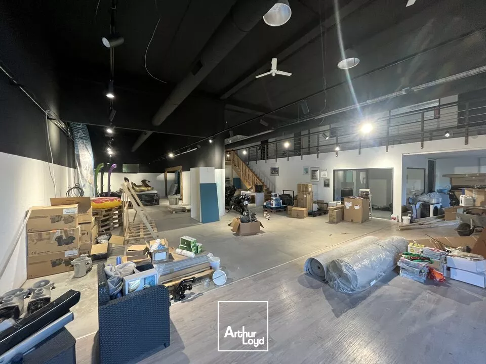 BUREAUX AVEC SHOWROOM, STOCKAGE POITIERS SUD - 320 M2