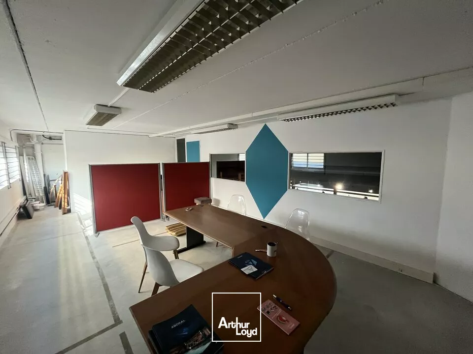BUREAUX AVEC SHOWROOM, STOCKAGE POITIERS SUD - 320 M2