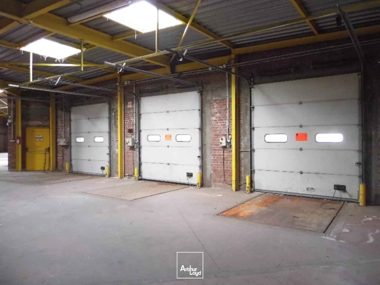 A LOUER - LOCAUX D'ACTIVITÉ - 4910 M2 - SAINT-QUENTIN