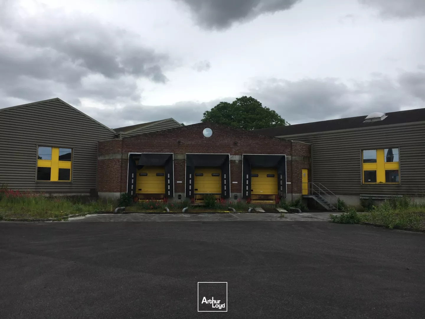 A LOUER - LOCAUX D'ACTIVITÉ - 4910 M2 - SAINT-QUENTIN