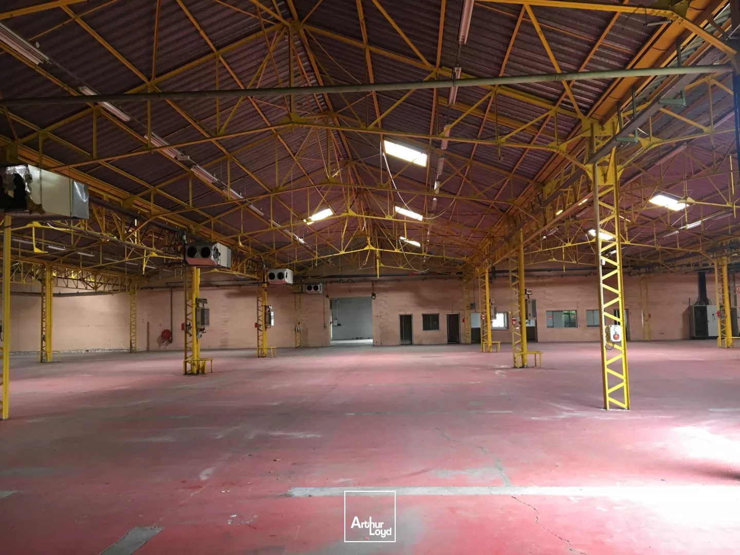 A LOUER - LOCAUX D'ACTIVITÉ - 4910 M2 - SAINT-QUENTIN