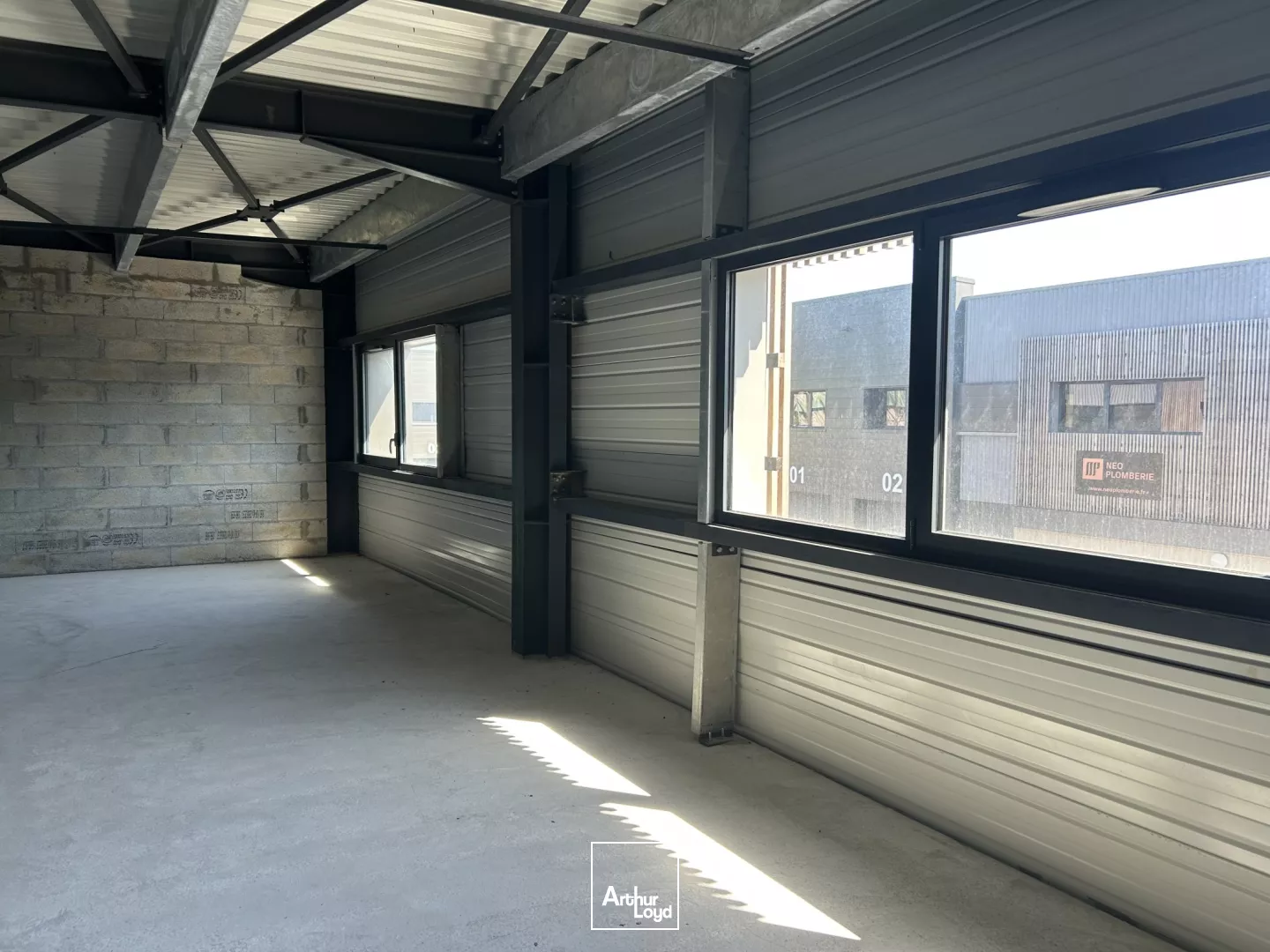 LOCAL - ACTIVITE - A LOUER - ENTREPOT - 320 M2 - VERTOU