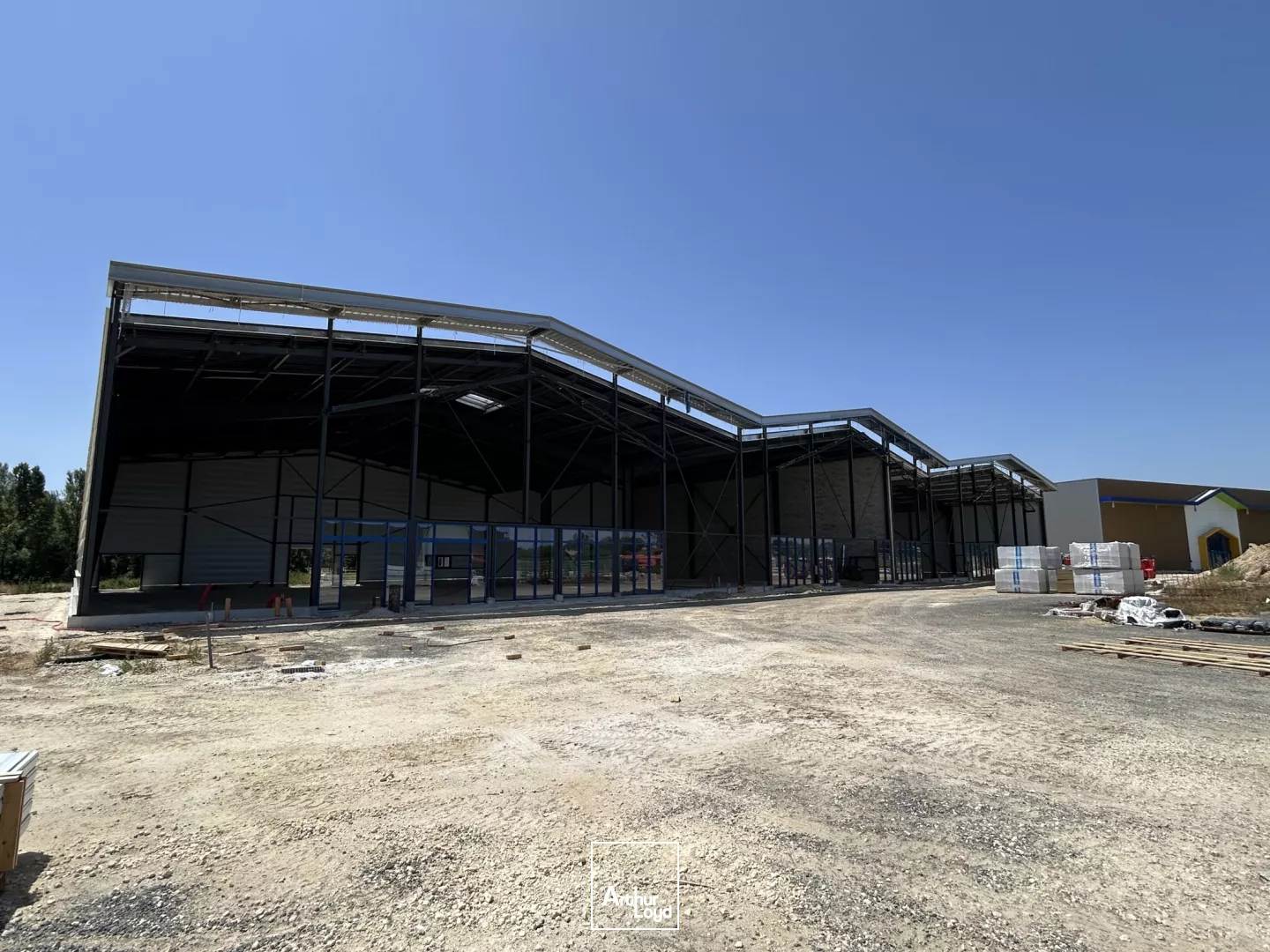 Immeuble commercial de 2300 m² à louer dans la zone Saint André de Cubzac. 