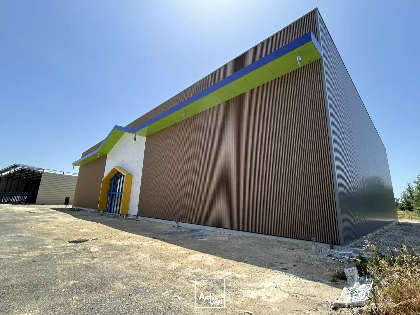 Immeuble commercial de 2300 m² à louer dans la zone Saint André de Cubzac. 