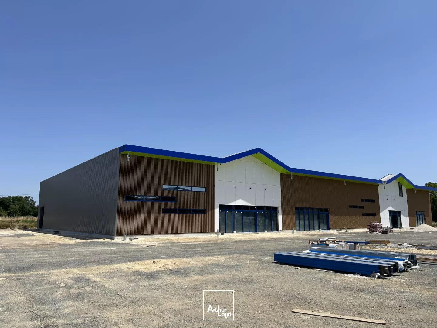 Immeuble commercial de 2300 m² à louer dans la zone Saint André de Cubzac. 