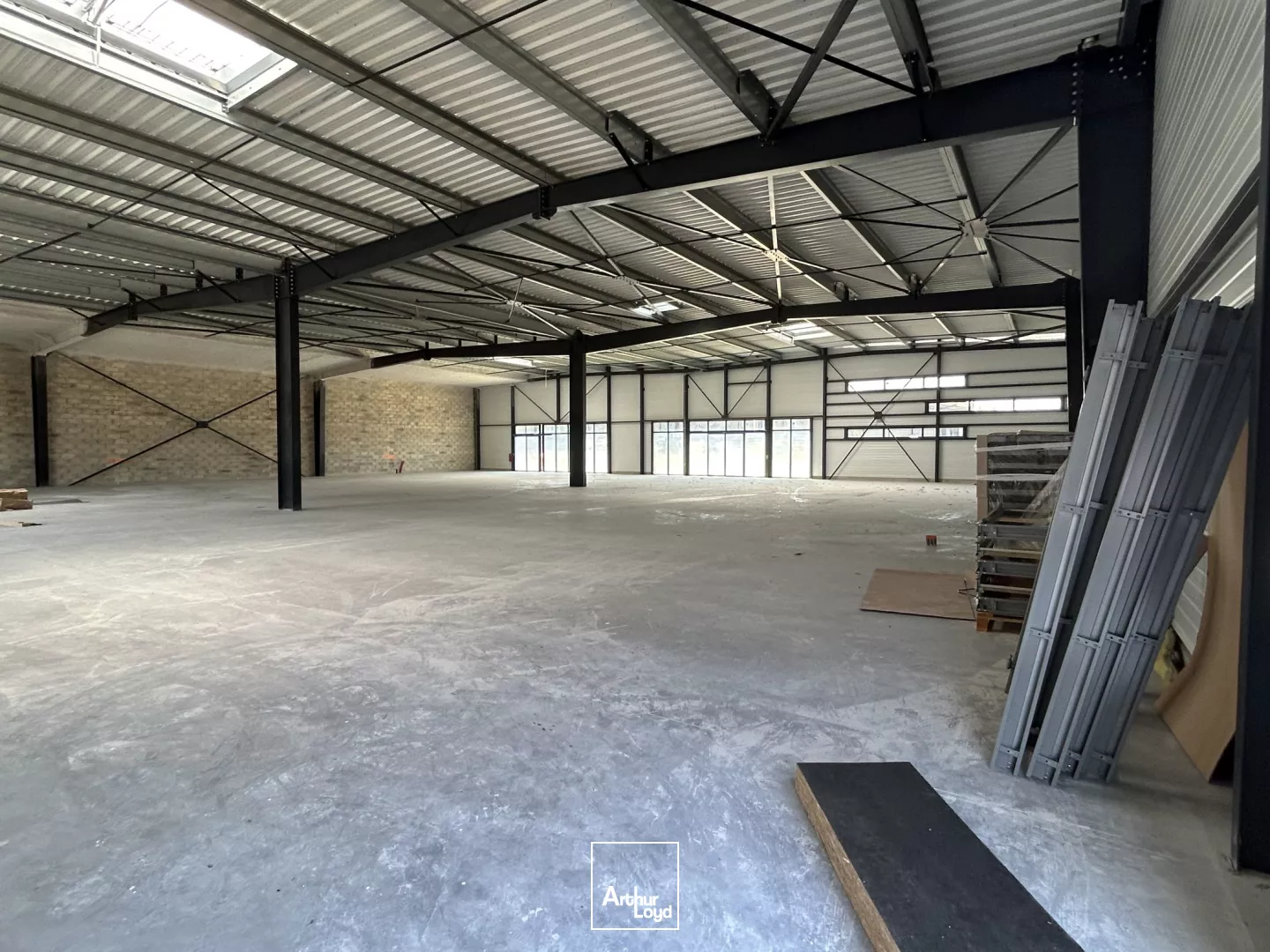 Immeuble commercial de 2300 m² à louer dans la zone Saint André de Cubzac. 