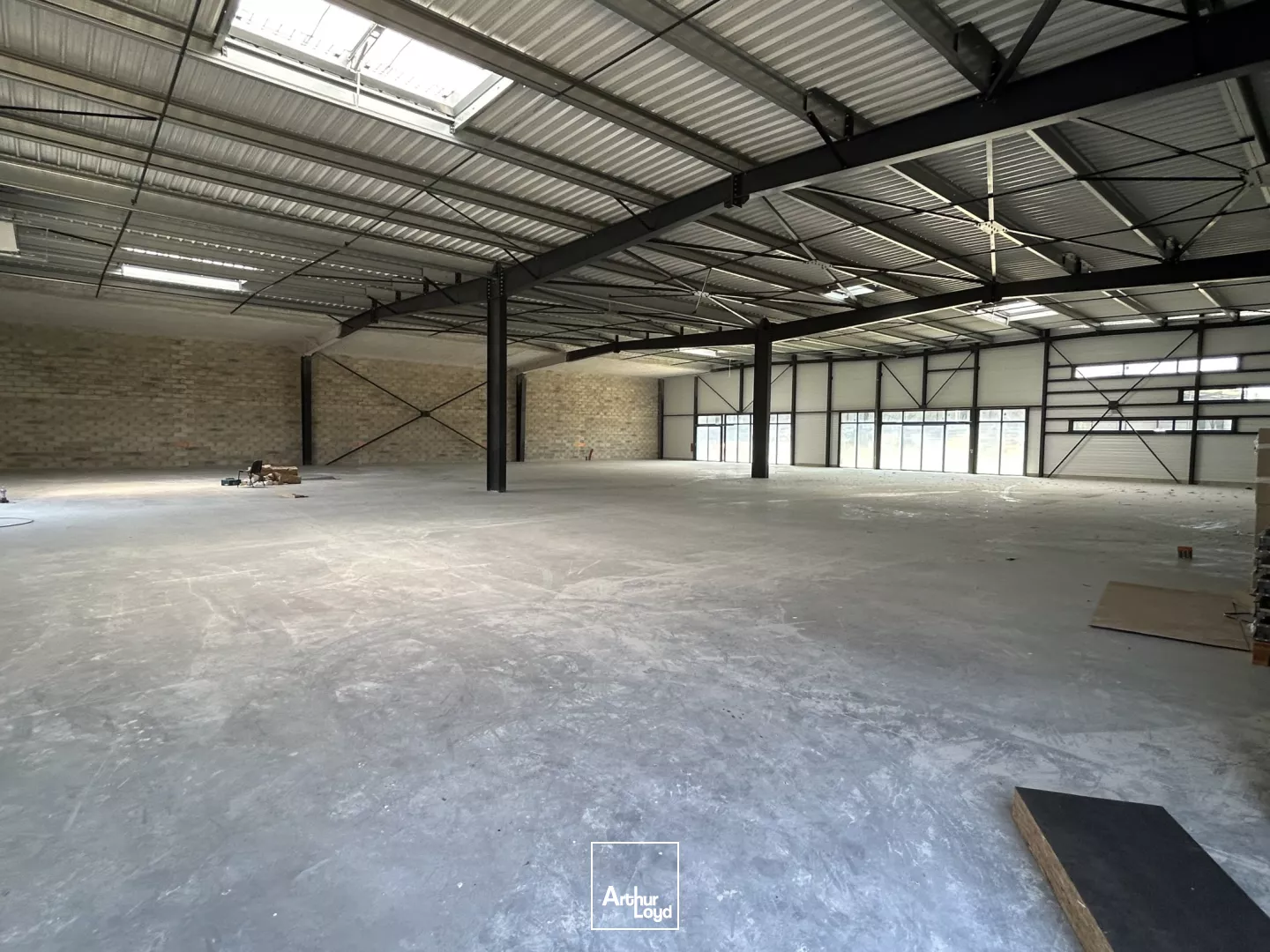 Immeuble commercial de 2300 m² à louer dans la zone Saint André de Cubzac. 