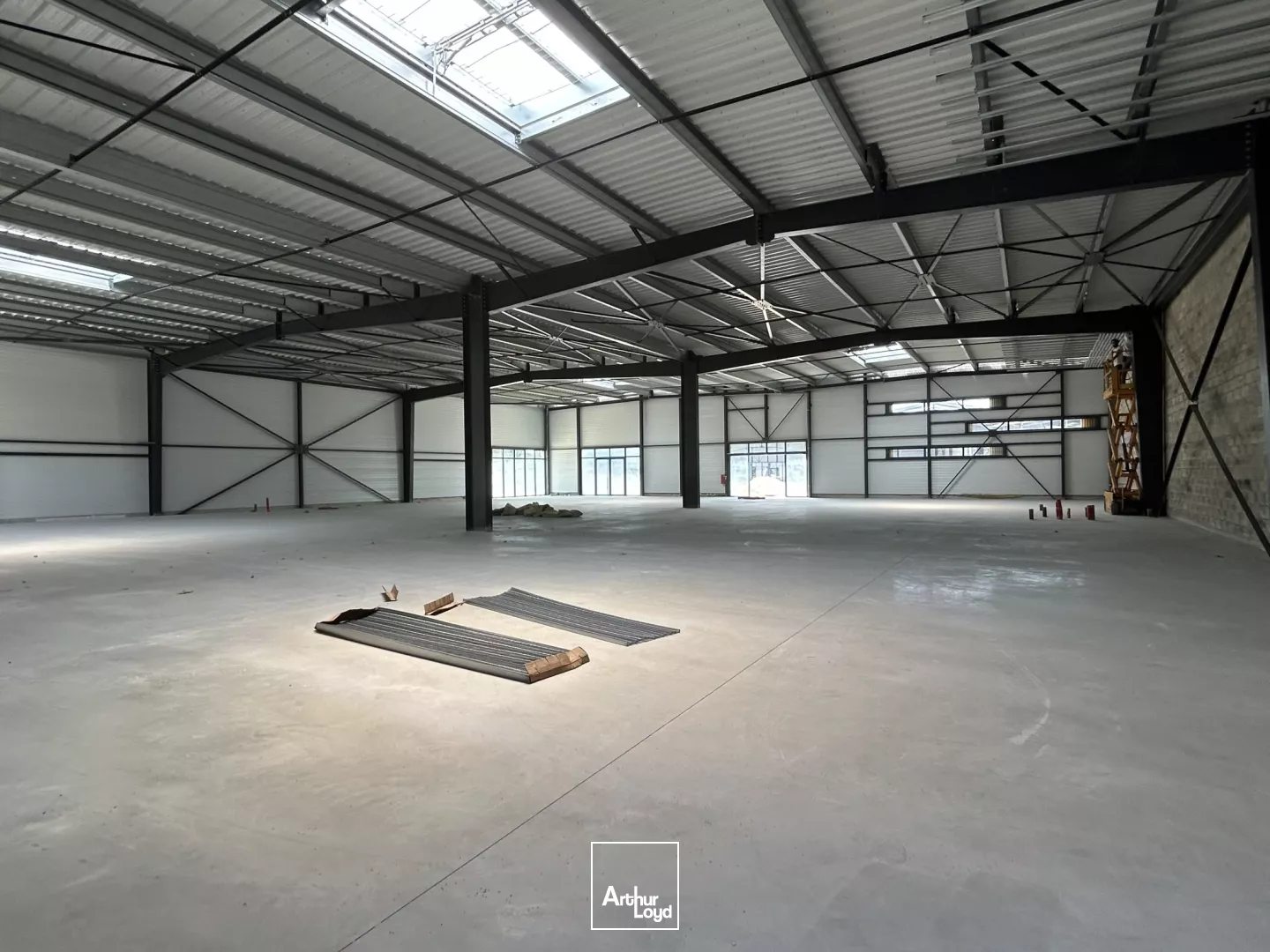 Immeuble commercial de 2300 m² à louer dans la zone Saint André de Cubzac. 